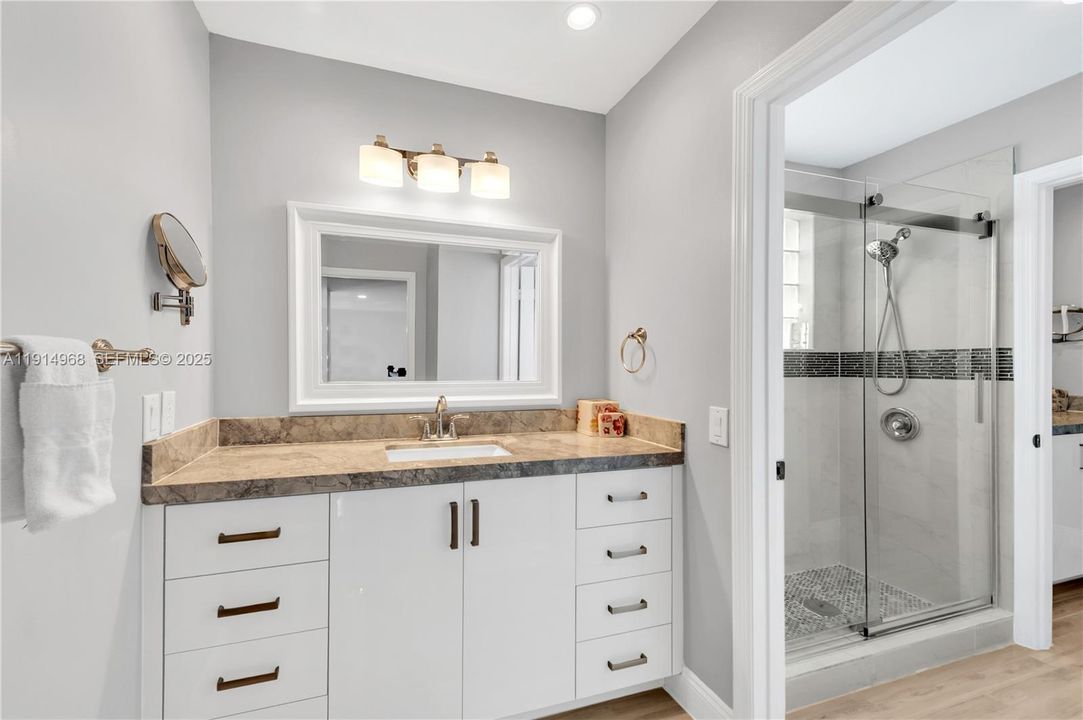 Activo con contrato: $810,000 (4 camas, 2 baños, 2555 Pies cuadrados)