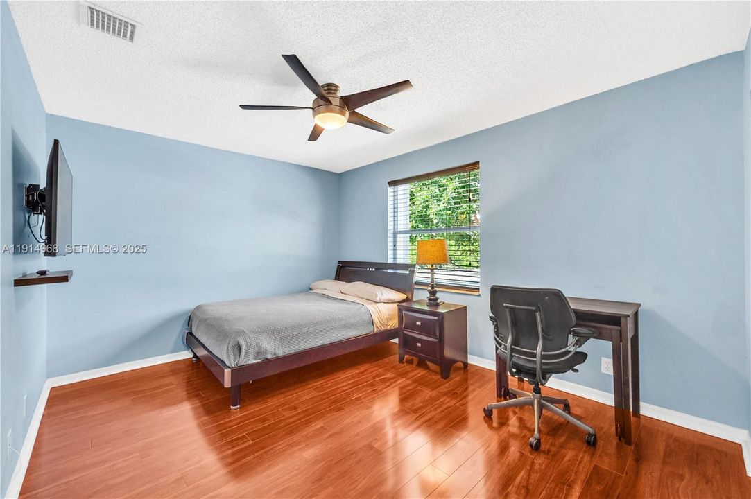 Activo con contrato: $810,000 (4 camas, 2 baños, 2555 Pies cuadrados)