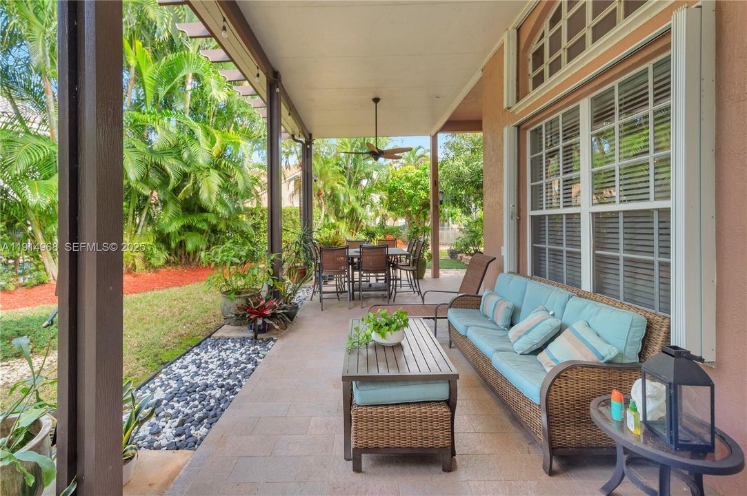 Activo con contrato: $810,000 (4 camas, 2 baños, 2555 Pies cuadrados)