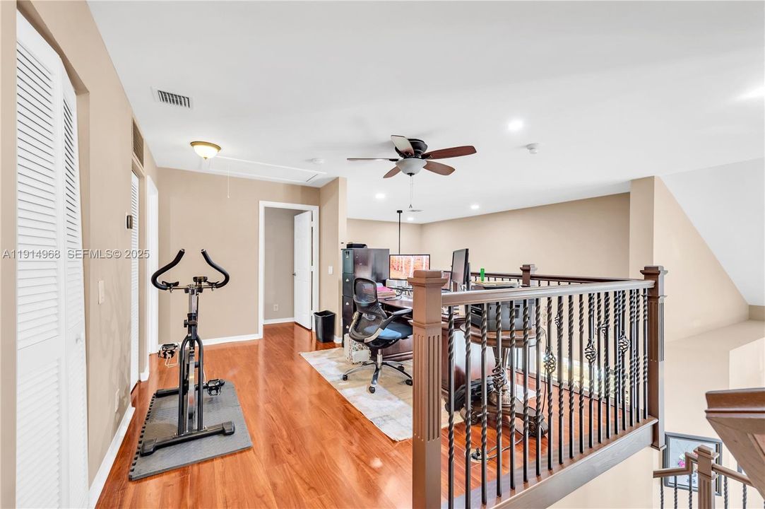 Activo con contrato: $810,000 (4 camas, 2 baños, 2555 Pies cuadrados)