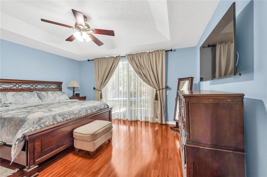 Activo con contrato: $810,000 (4 camas, 2 baños, 2555 Pies cuadrados)