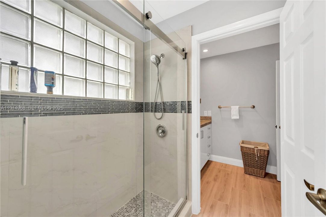 Activo con contrato: $810,000 (4 camas, 2 baños, 2555 Pies cuadrados)