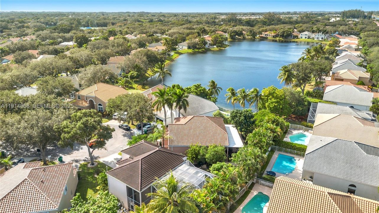 Activo con contrato: $810,000 (4 camas, 2 baños, 2555 Pies cuadrados)