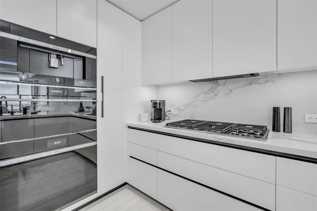 For Sale: $4,100,000 (3 beds, 3 baths, 2428 Square Feet)