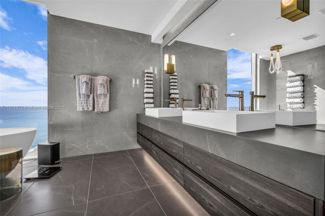 For Sale: $4,100,000 (3 beds, 3 baths, 2428 Square Feet)