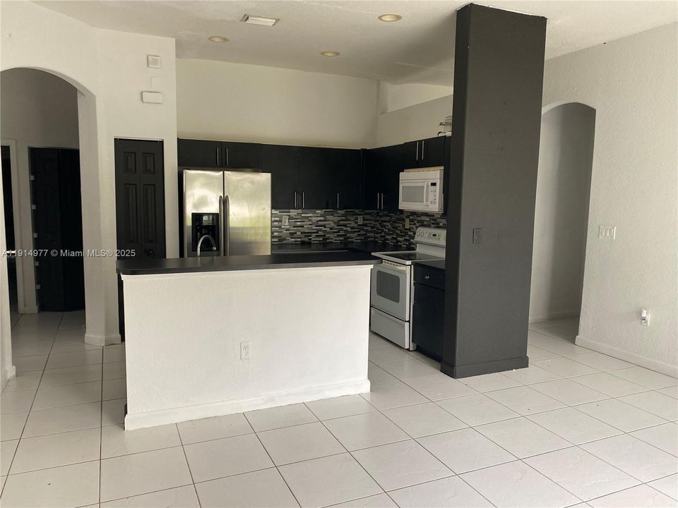 待售: $589,000 (4 贝兹, 3 浴室, 1968 平方英尺)