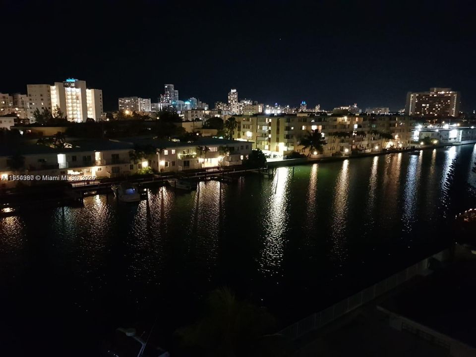 For Rent: $2,050 (1 beds, 1 baths, 841 Square Feet)