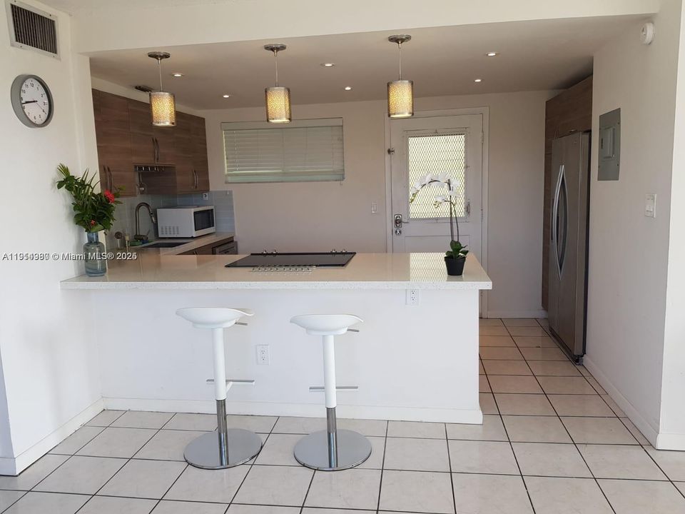 For Rent: $2,050 (1 beds, 1 baths, 841 Square Feet)