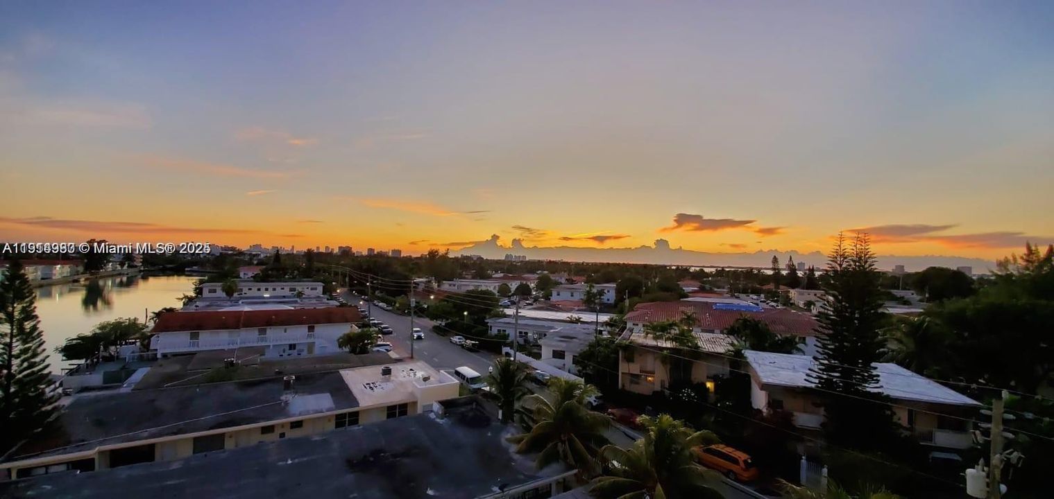 For Rent: $2,050 (1 beds, 1 baths, 841 Square Feet)