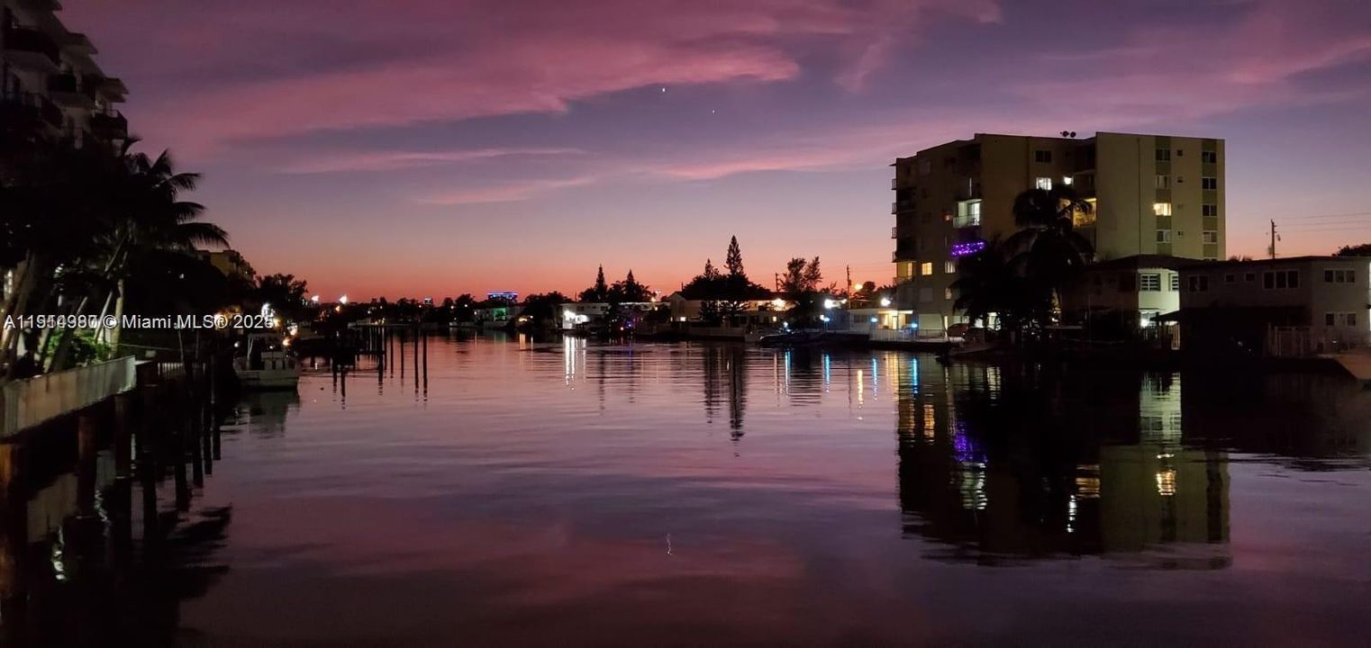 For Rent: $2,050 (1 beds, 1 baths, 841 Square Feet)