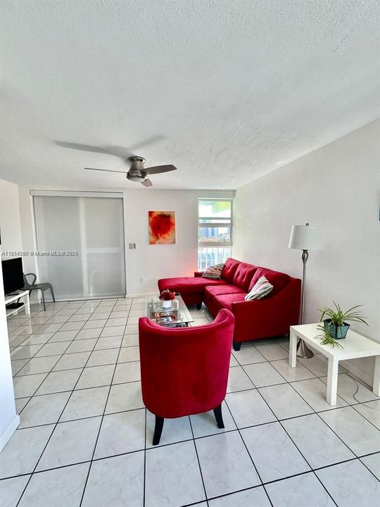 For Rent: $2,050 (1 beds, 1 baths, 841 Square Feet)