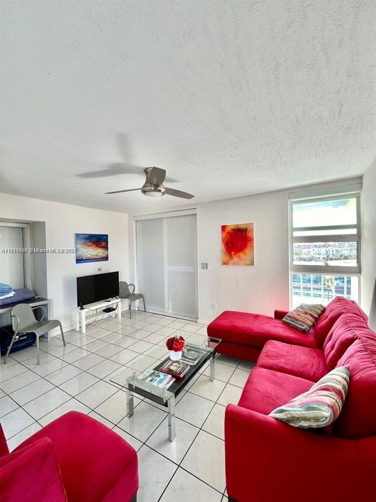 For Rent: $2,050 (1 beds, 1 baths, 841 Square Feet)