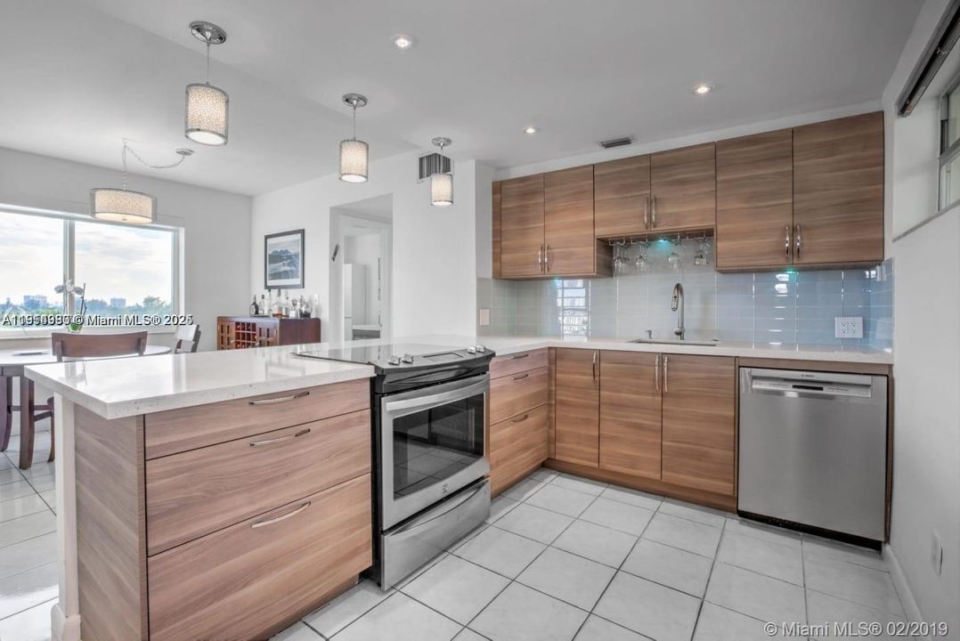 For Rent: $2,050 (1 beds, 1 baths, 841 Square Feet)