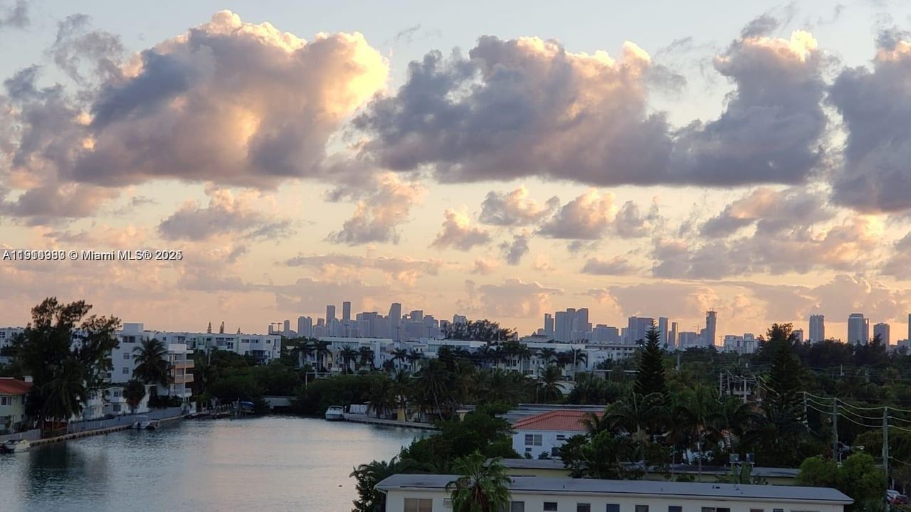 For Rent: $2,050 (1 beds, 1 baths, 841 Square Feet)