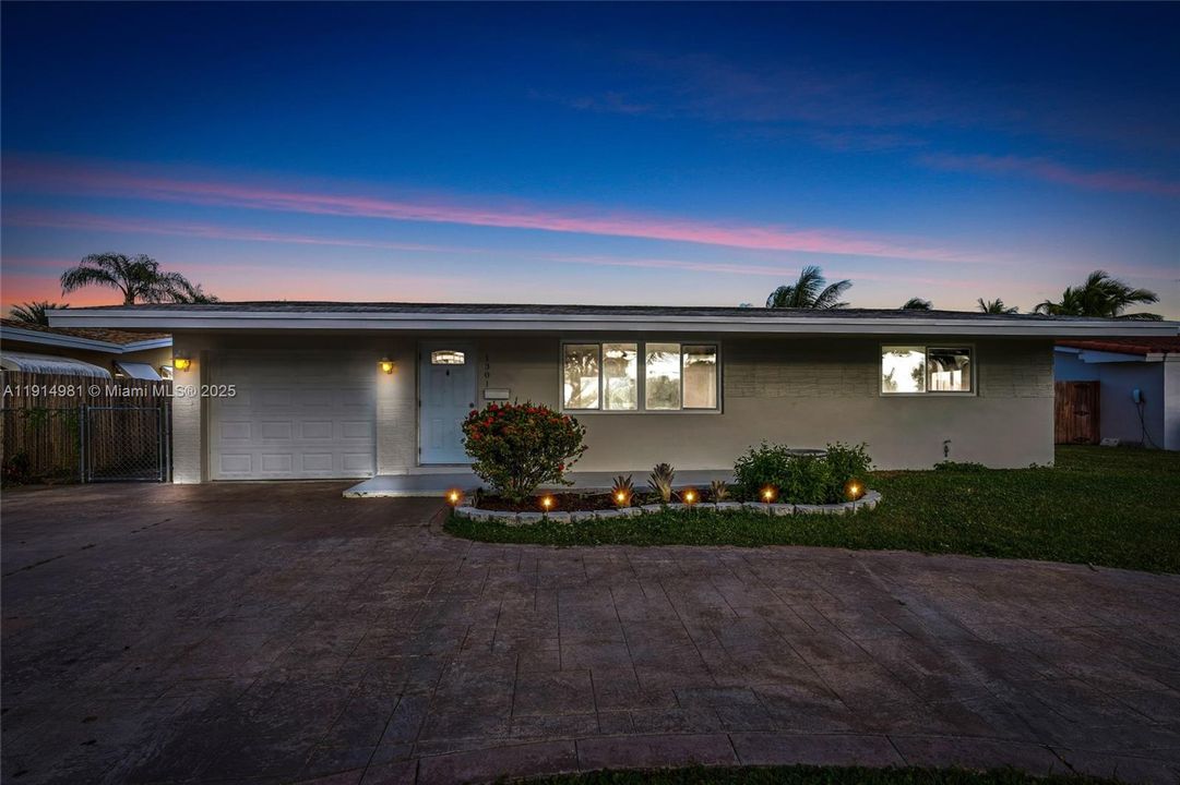 На продажу: $475,000 (2 спален, 1 ванн, 874 Квадратных фут)