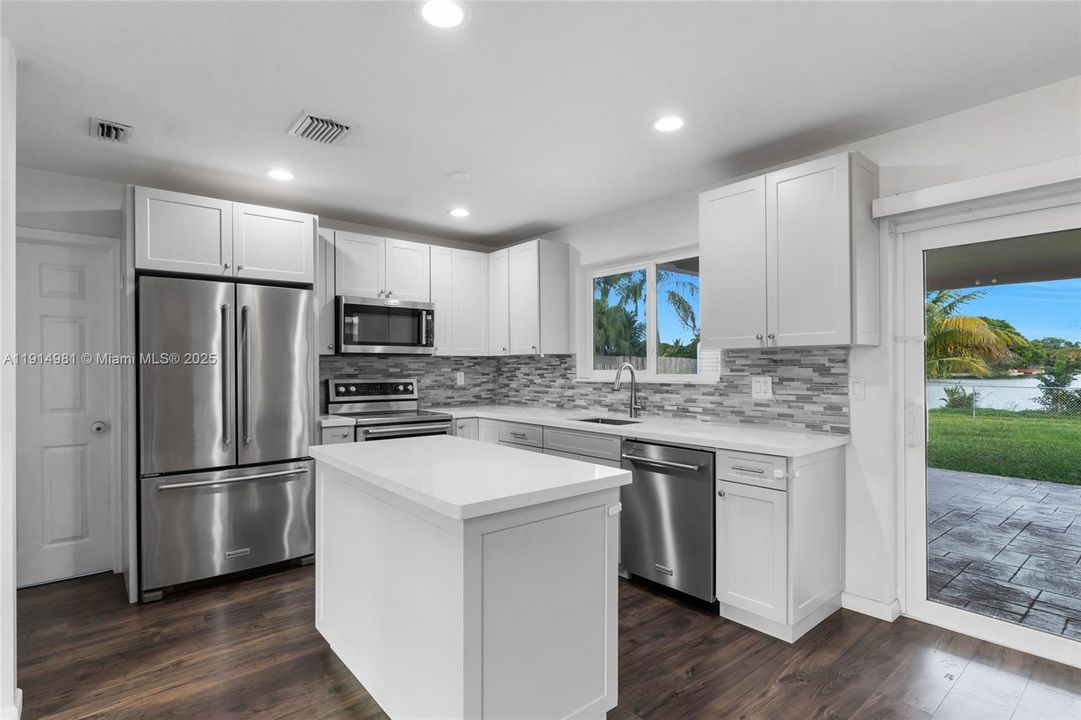 На продажу: $475,000 (2 спален, 1 ванн, 874 Квадратных фут)