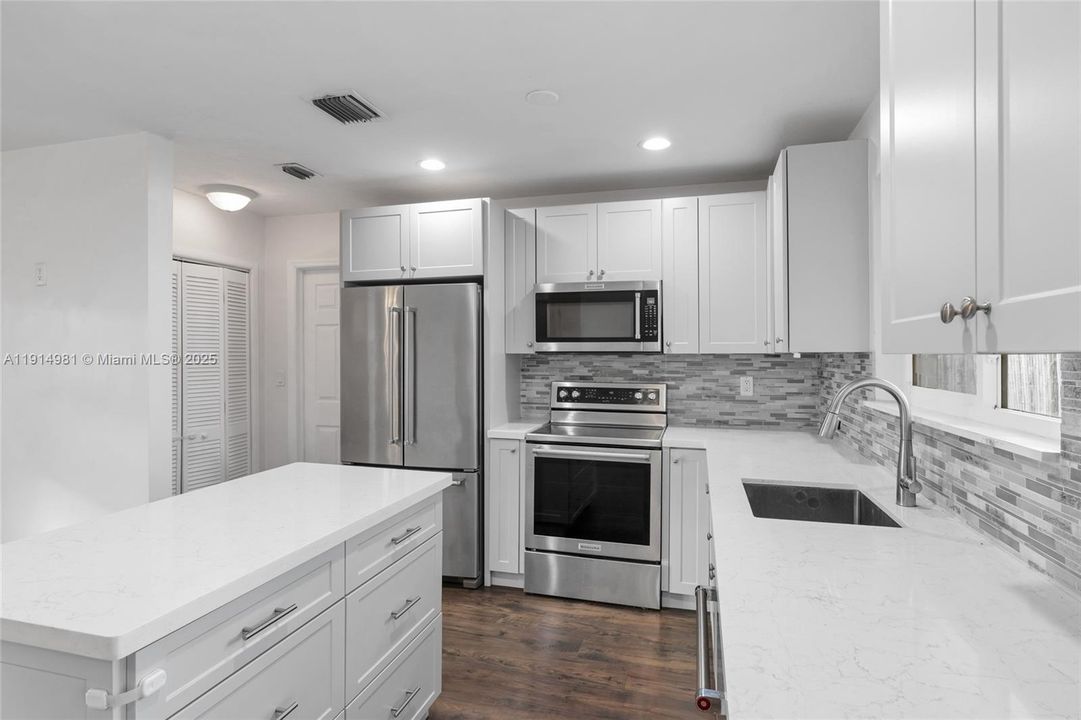 На продажу: $475,000 (2 спален, 1 ванн, 874 Квадратных фут)