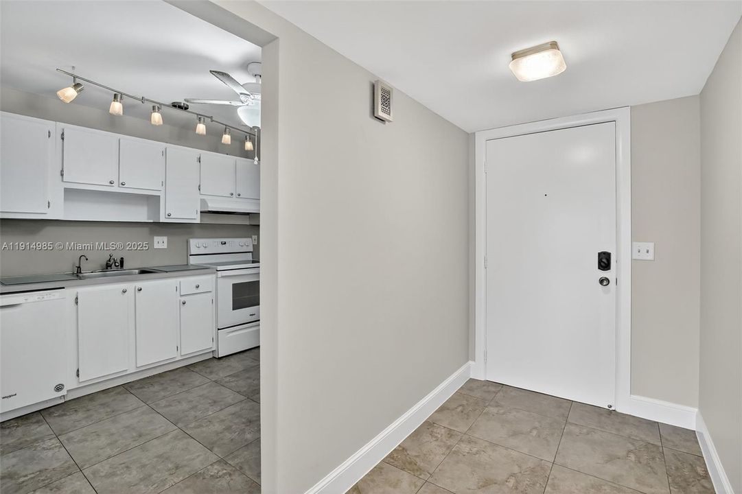 待售: $284,900 (2 贝兹, 2 浴室, 912 平方英尺)