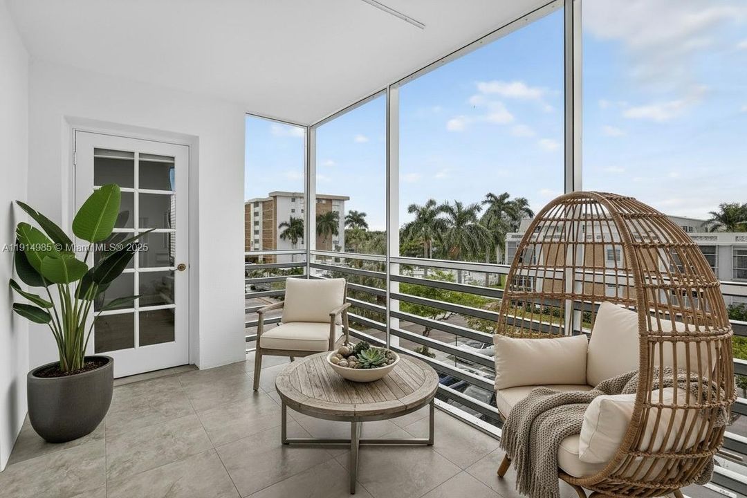 待售: $284,900 (2 贝兹, 2 浴室, 912 平方英尺)