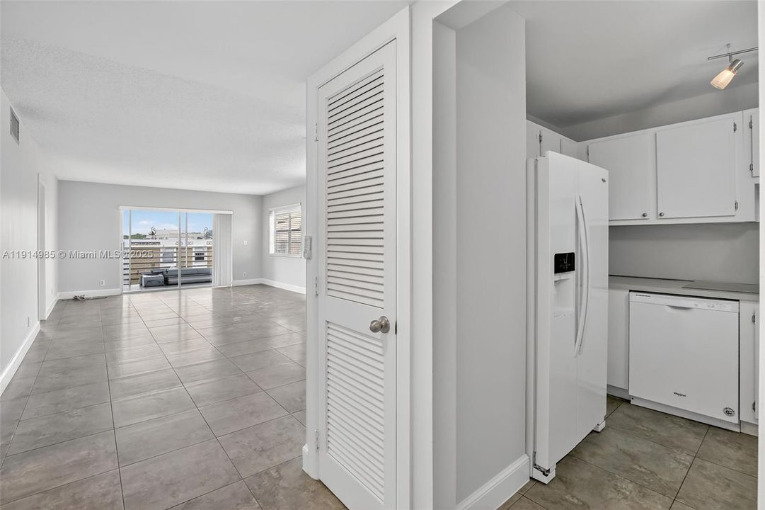 待售: $284,900 (2 贝兹, 2 浴室, 912 平方英尺)