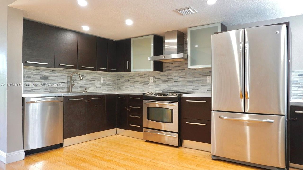 Activo con contrato: $2,800 (2 camas, 2 baños, 1349 Pies cuadrados)