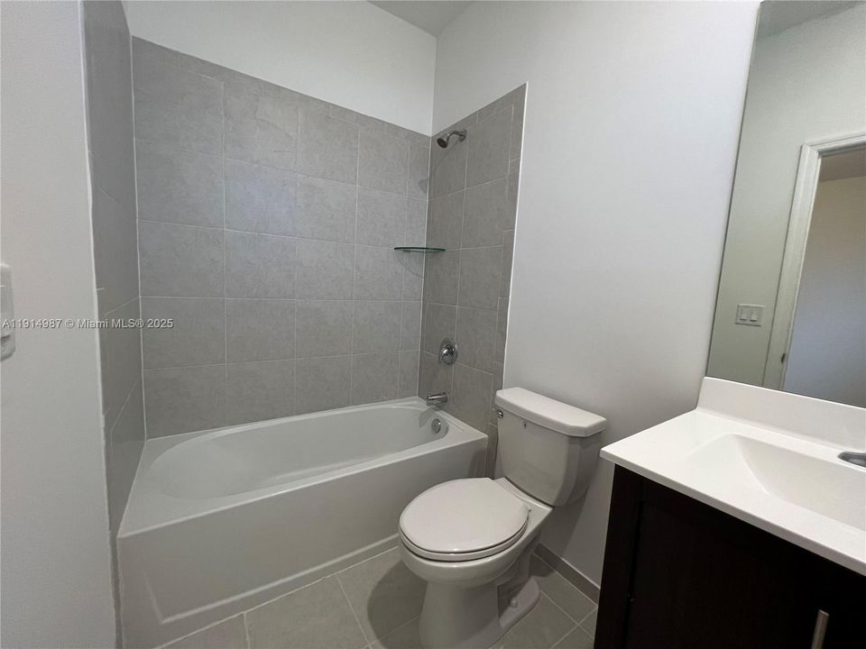 Activo con contrato: $2,750 (3 camas, 3 baños, 1296 Pies cuadrados)