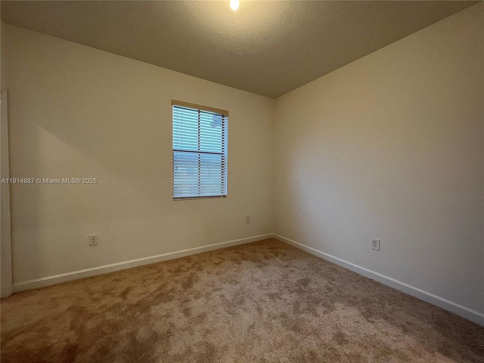 Activo con contrato: $2,750 (3 camas, 3 baños, 1296 Pies cuadrados)