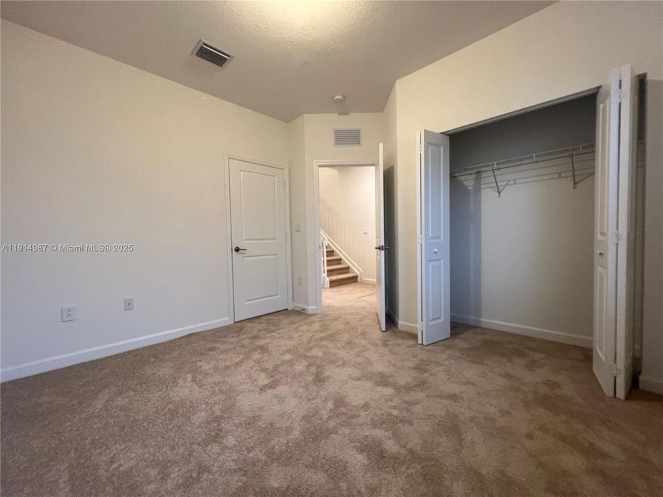 Activo con contrato: $2,750 (3 camas, 3 baños, 1296 Pies cuadrados)