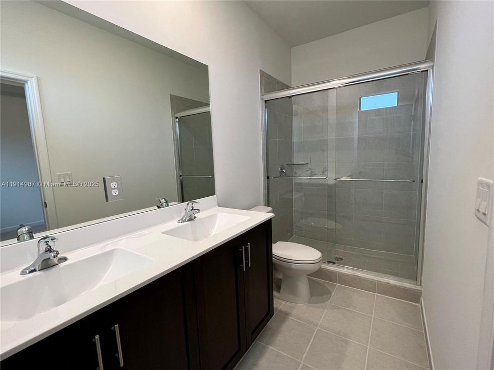 Activo con contrato: $2,750 (3 camas, 3 baños, 1296 Pies cuadrados)