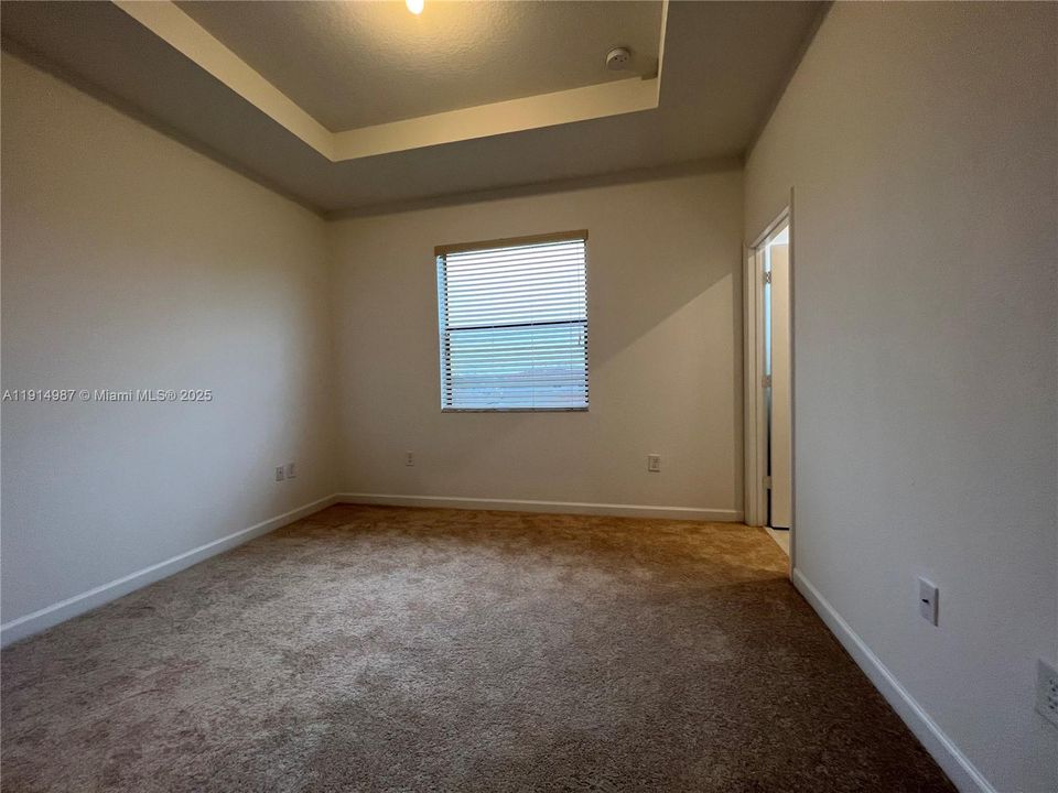 Activo con contrato: $2,750 (3 camas, 3 baños, 1296 Pies cuadrados)