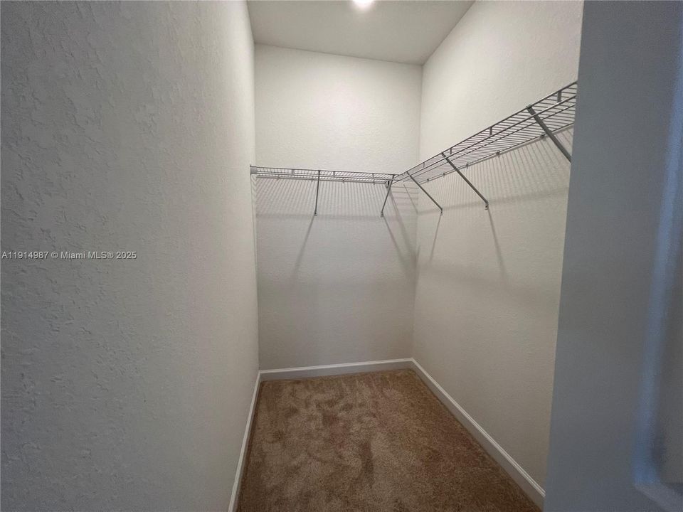 Activo con contrato: $2,750 (3 camas, 3 baños, 1296 Pies cuadrados)