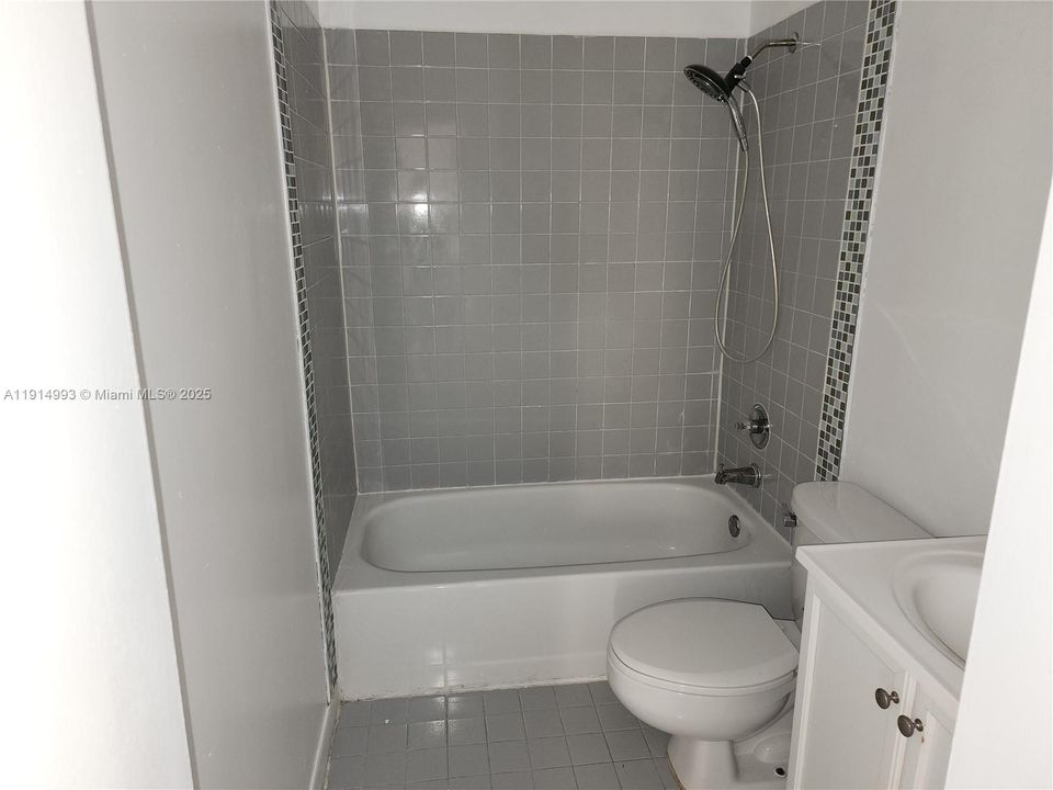 Activo con contrato: $2,750 (3 camas, 2 baños, 1150 Pies cuadrados)