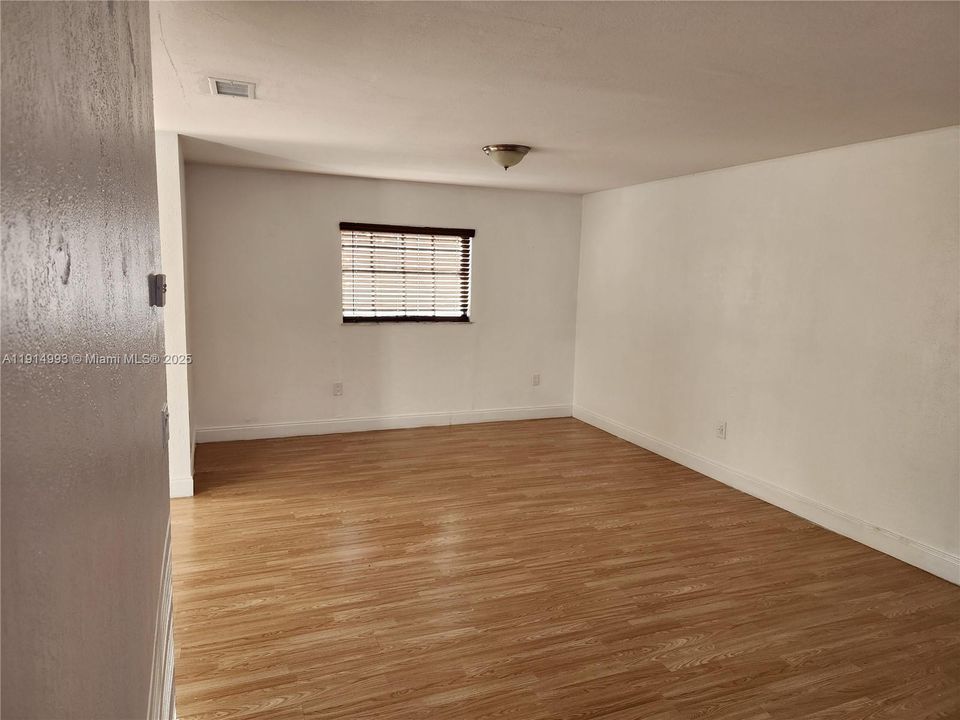 Activo con contrato: $2,750 (3 camas, 2 baños, 1150 Pies cuadrados)