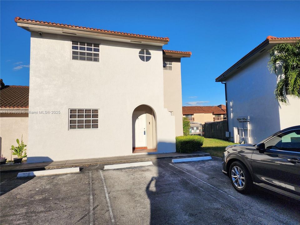 Activo con contrato: $2,750 (3 camas, 2 baños, 1150 Pies cuadrados)