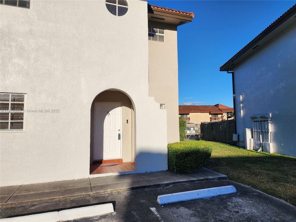 Activo con contrato: $2,750 (3 camas, 2 baños, 1150 Pies cuadrados)