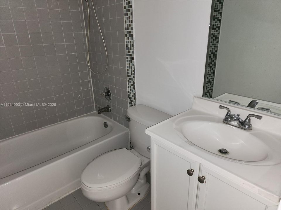 Activo con contrato: $2,750 (3 camas, 2 baños, 1150 Pies cuadrados)