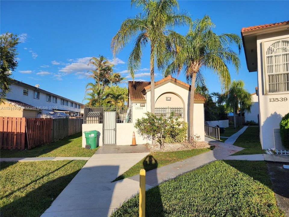 Activo con contrato: $2,750 (3 camas, 2 baños, 1150 Pies cuadrados)