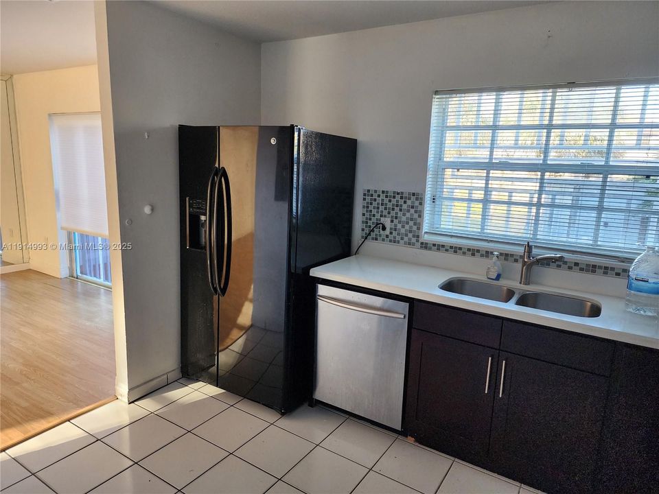 Activo con contrato: $2,750 (3 camas, 2 baños, 1150 Pies cuadrados)