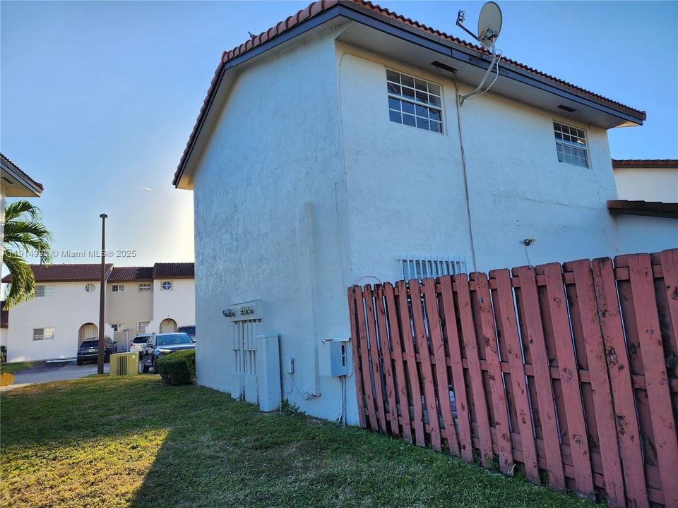 Activo con contrato: $2,750 (3 camas, 2 baños, 1150 Pies cuadrados)