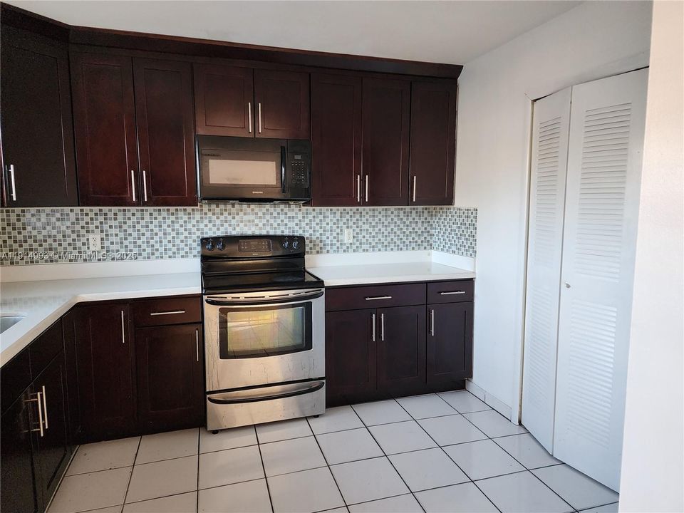 Activo con contrato: $2,750 (3 camas, 2 baños, 1150 Pies cuadrados)