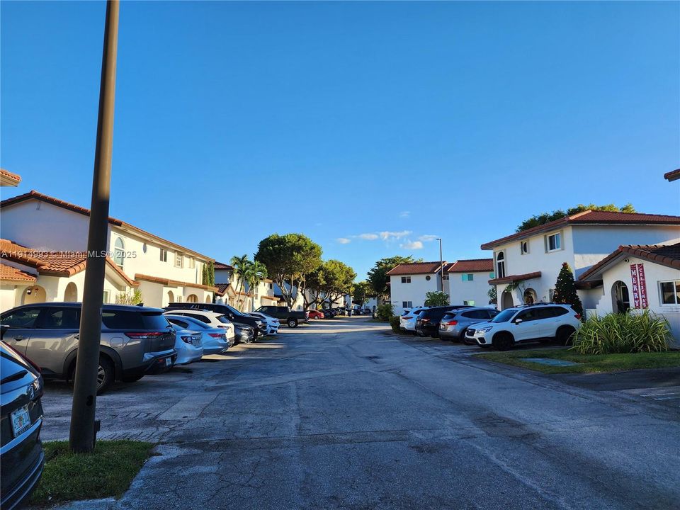 Activo con contrato: $2,750 (3 camas, 2 baños, 1150 Pies cuadrados)