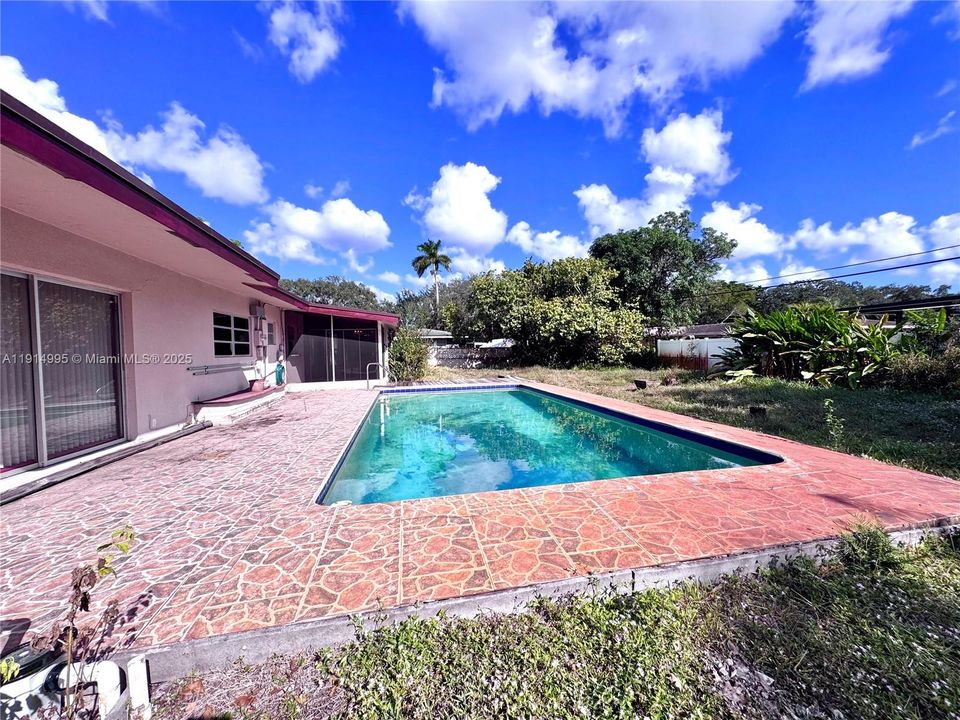 Activo con contrato: $549,000 (3 camas, 2 baños, 2122 Pies cuadrados)