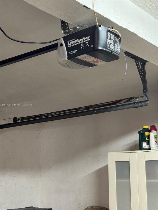 Activo con contrato: $549,000 (3 camas, 2 baños, 2122 Pies cuadrados)