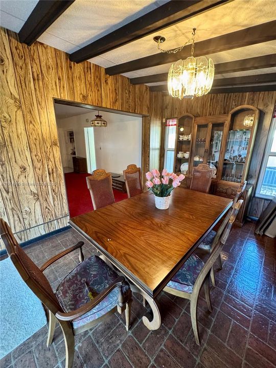 Activo con contrato: $549,000 (3 camas, 2 baños, 2122 Pies cuadrados)