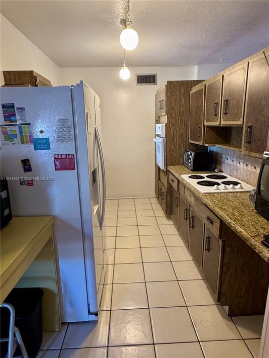 Activo con contrato: $549,000 (3 camas, 2 baños, 2122 Pies cuadrados)