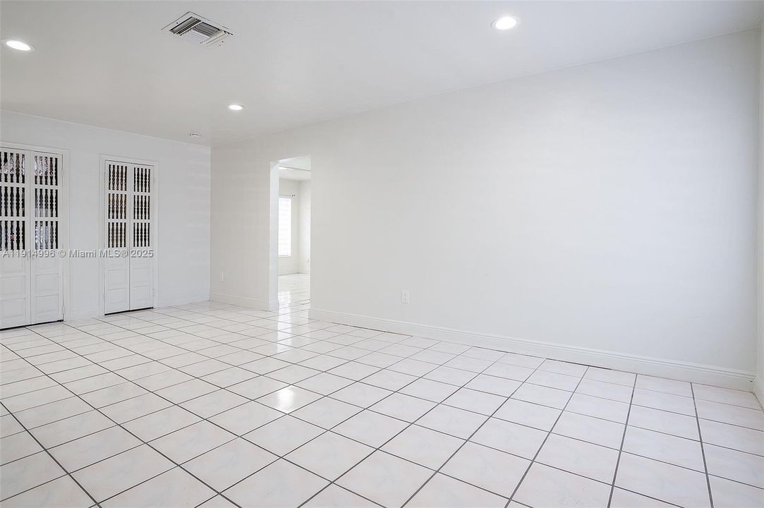 Activo con contrato: $485,000 (3 camas, 1 baños, 1015 Pies cuadrados)