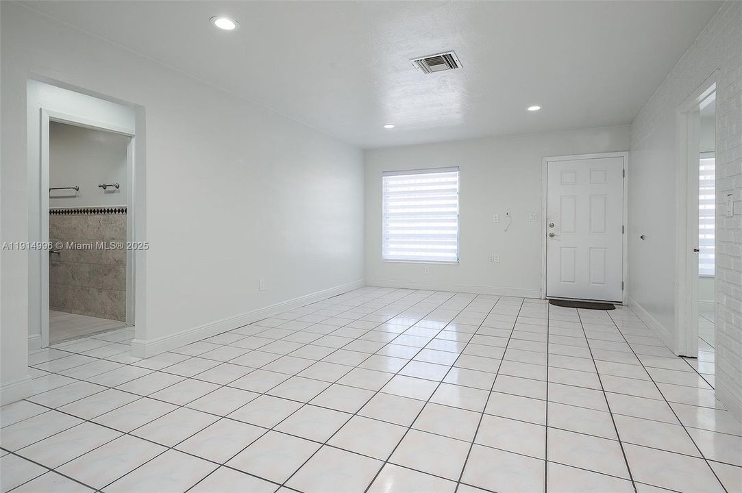 Activo con contrato: $485,000 (3 camas, 1 baños, 1015 Pies cuadrados)