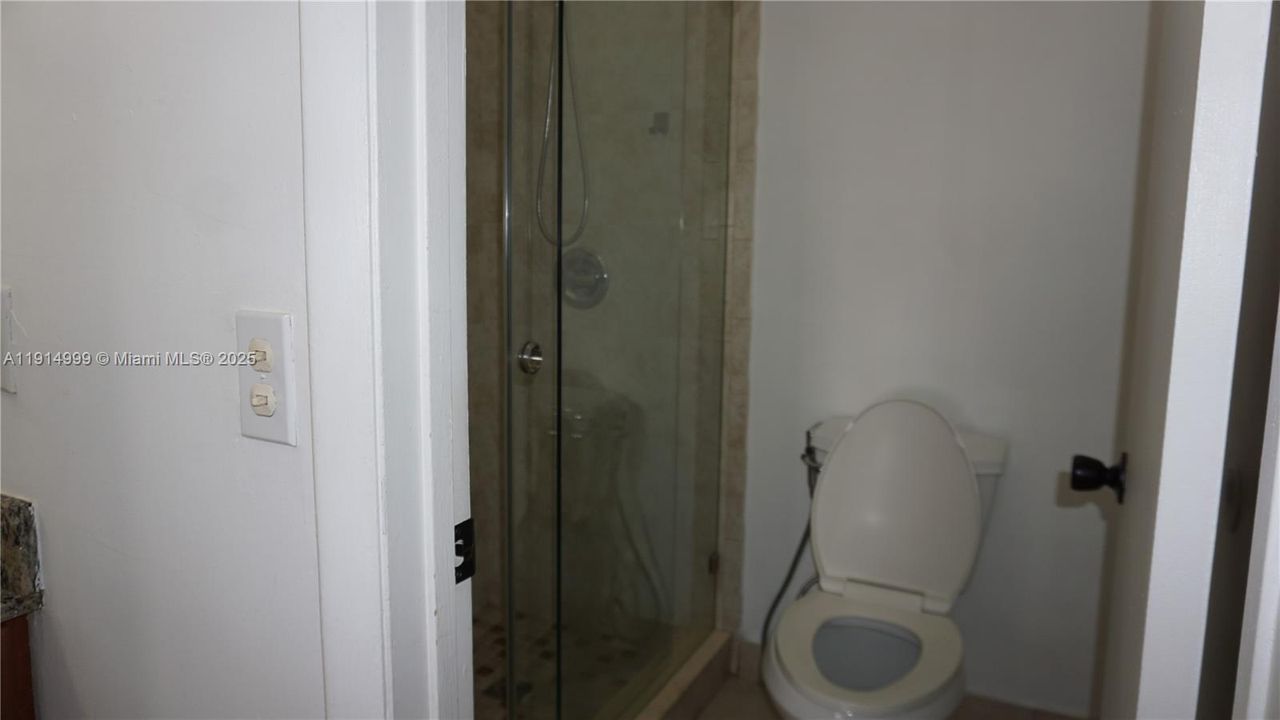 Activo con contrato: $2,400 (2 camas, 2 baños, 900 Pies cuadrados)