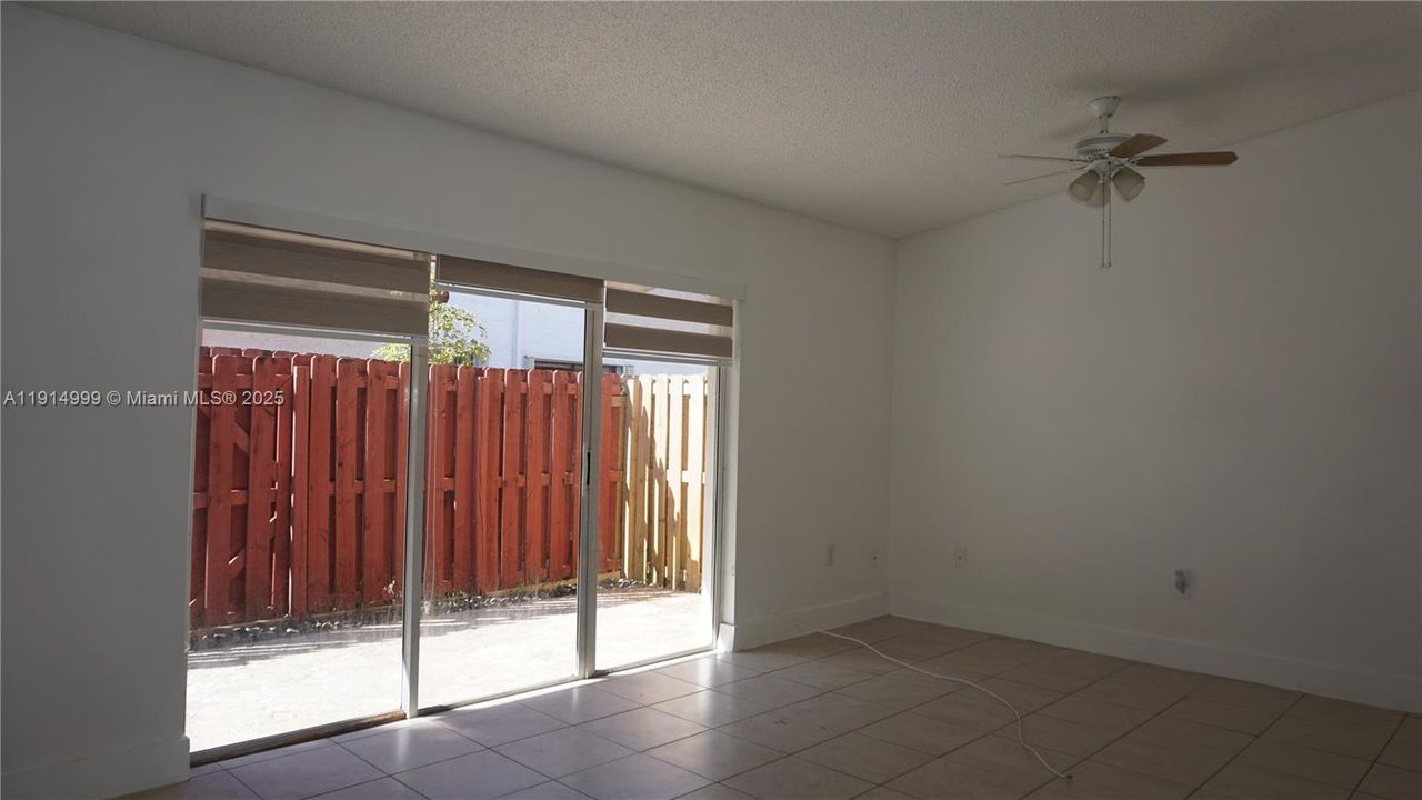 Activo con contrato: $2,400 (2 camas, 2 baños, 900 Pies cuadrados)