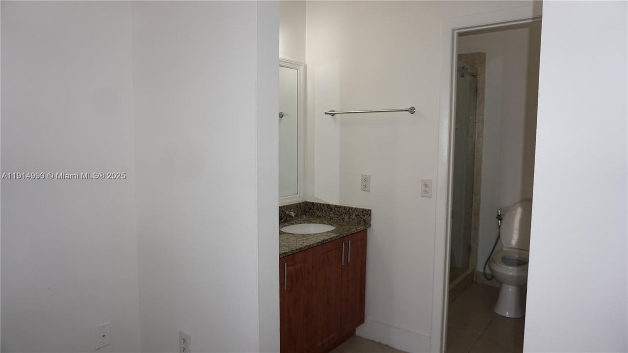 Activo con contrato: $2,400 (2 camas, 2 baños, 900 Pies cuadrados)